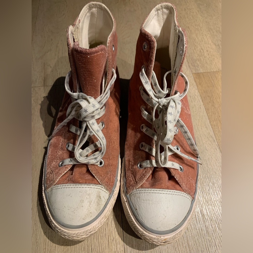 Converse Men size 6 / woman size 8/9 pink velvet fabric sneakers.
